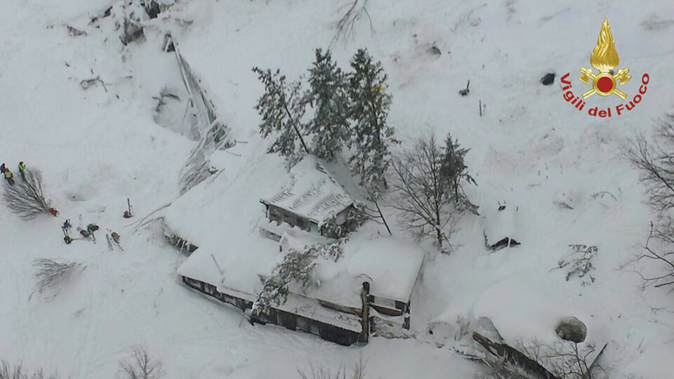 SNØSKRED: Rigopiano Hotel ble truffet av et stort snøskred. Mange er savnet i snøen. Bildet viser Rigopiano Hotel i snømassene.