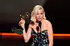 Bildet viser Michelle Williams som snakker på scenen under Emmy-utdelingen.