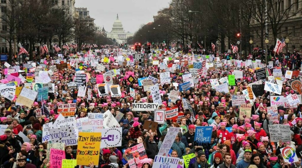 MILLIONER: Kvinner protesterte mot Trump i hele USA og andre steder i verden. I Washington DC marsjerte 1 million personer.