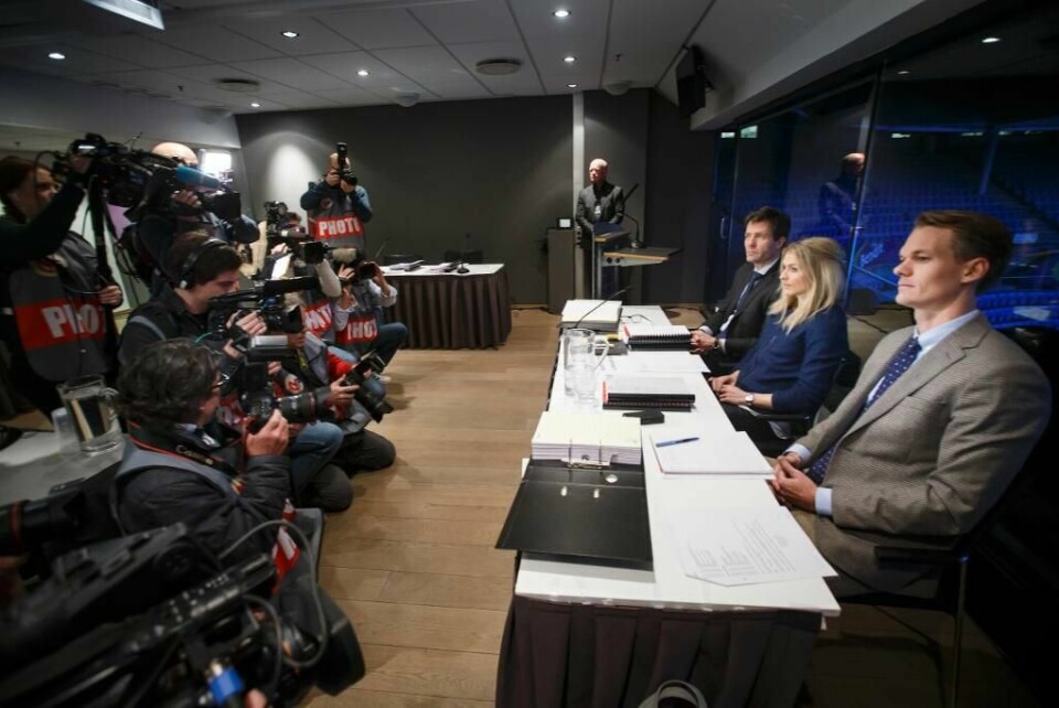 HØRING: Mange medier er til stede på høringen om Therese Johaugs dopingsak. Johaug sitter i midten med advokatene Christian B. Hjorth og Mikkel Toft Gimse på hver side.