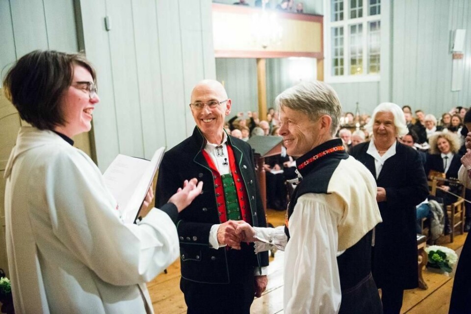 FØRST: Kjell Frølich Benjaminsen og Erik Skjelnæs ble det første homofile paret til å gifte seg i kirken i Norge.