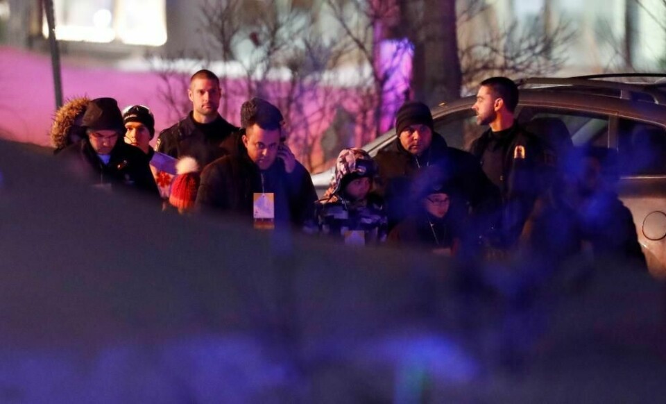 SKYTING: Folk kommer seg ut av en moské i Canada etter et terrorangrep.