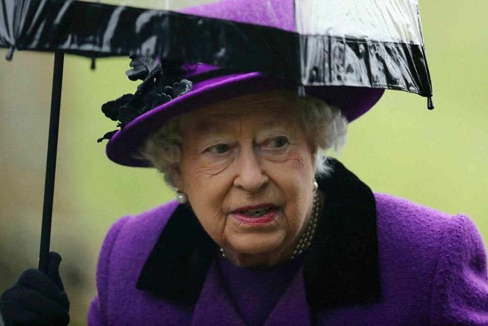 JUBILEUM: Dronning Elizabeth med paraply på vei til kirken.