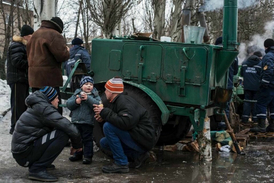 HJELP: En liten gutt får mat i kroppen i Øst-Ukraina. Rundt ham er mye usikkert.