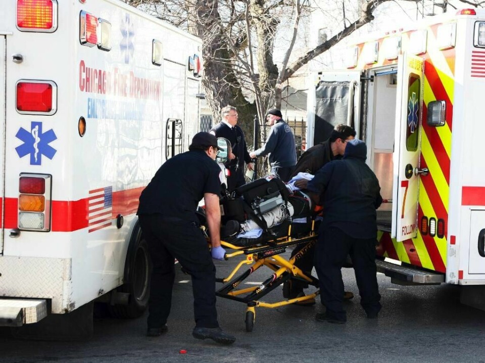 DRAP: Brannvesenet hjelper ofre etter skyting 14. februar. En toåring var blant ofrene i Chicago.