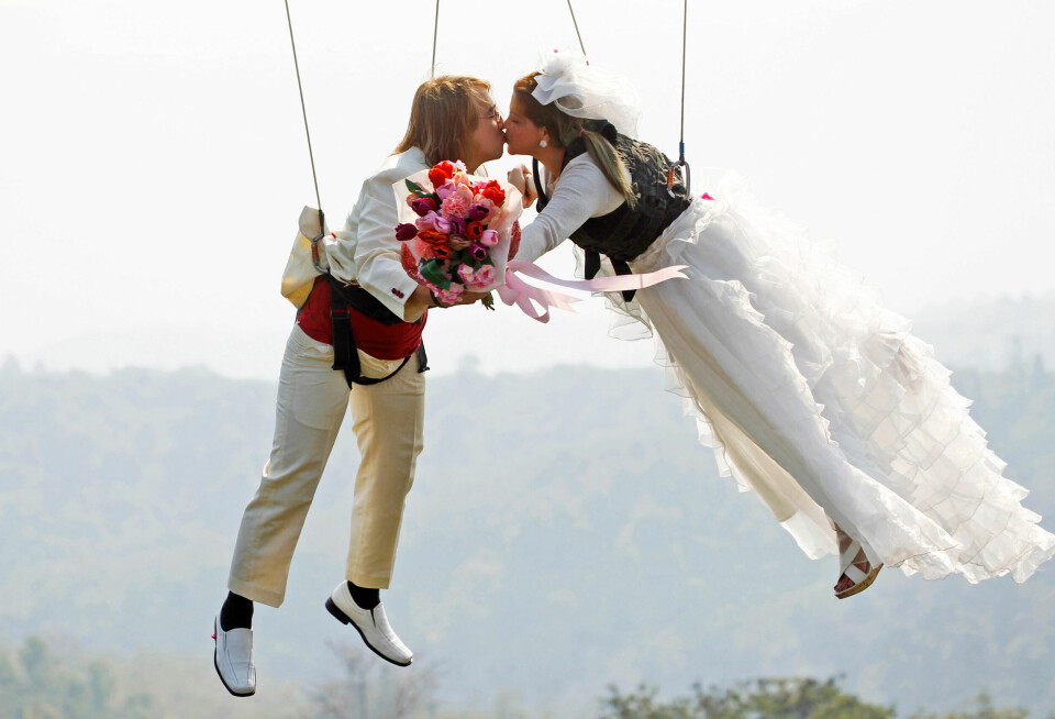 THAILAND: Dette paret giftet seg i lufta på Valentinsdagen. Bryllupet var i Thailand. THAILAND: Dette paret giftet seg i lufta på Valentinsdagen. Bryllupet var i Thailand.