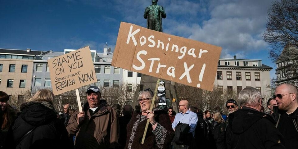 PROTESTER:  Folk er rasende på statsministeren på Island. De ber ham slutte, men det vil han ikke.