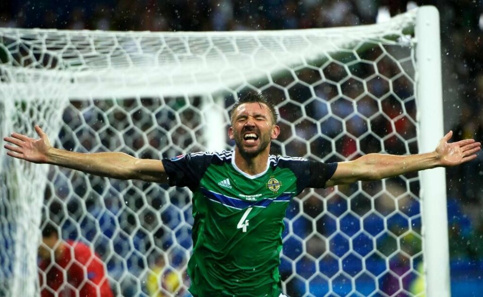 GOD: Gareth McAuley fra Nord-Irland er en god fotball-spiller. Det sier sjef for det norske landslaget Lars Lagerbäck.