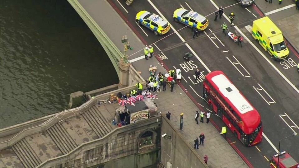 ANGREP: Tilfeldige personer ble påkjørt onsdag. En politimann ble stukket med kniv. Til sammen fire personer ble drept av terroristen i London.