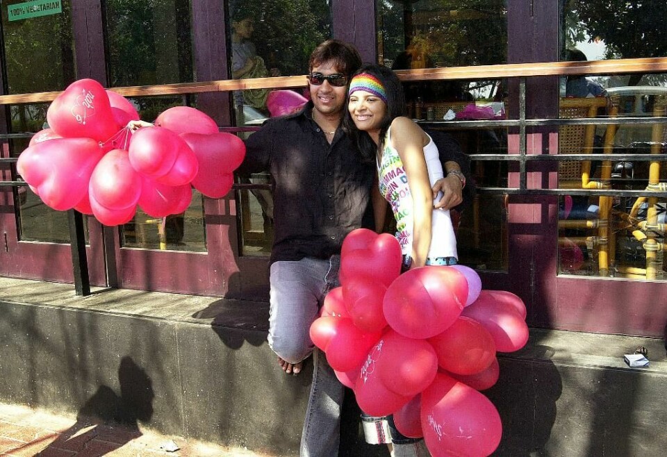 INDIA: Et ungt par i India feirer Valentinsdagen med røde ballonger. INDIA: Et ungt par i India feirer Valentinsdagen med røde ballonger.