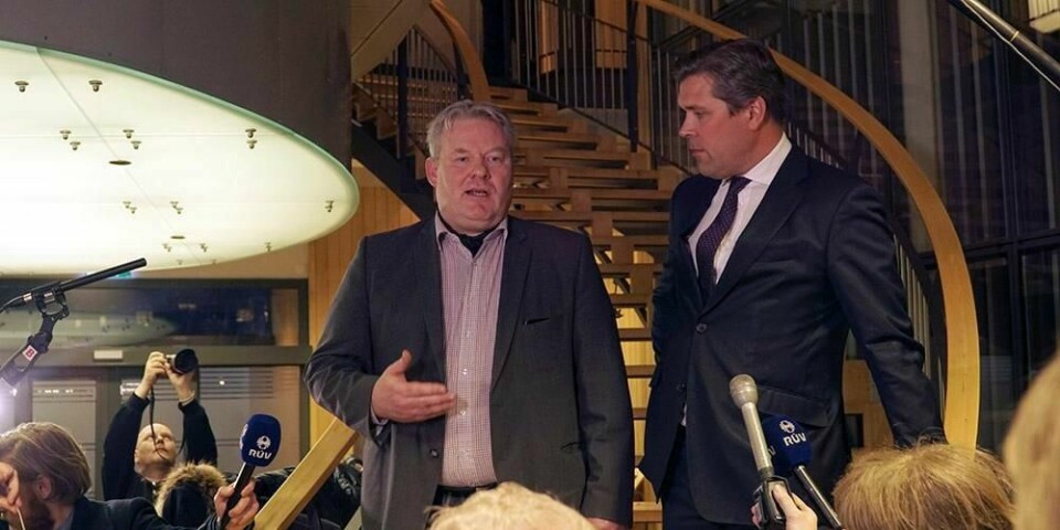 LOVER: Sigurdur Ingi Johannsson (til venstre) tar over jobben som statsminister på Island. Han lover nytt valg på Island til høsten. Her står Johannsson sammen med finansminister Bjarni Benediktsson.