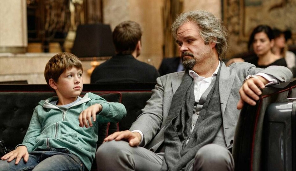 FORFATTER: Atle Antonsen (til venstre) og Håkon Bøhmer spiller hovedrollene i «Grand Hotel». Antonsen spiller en forfatter, men han kunne aldri ha vært forfatter i virkeligheten. Filmen har premiere fredag.
