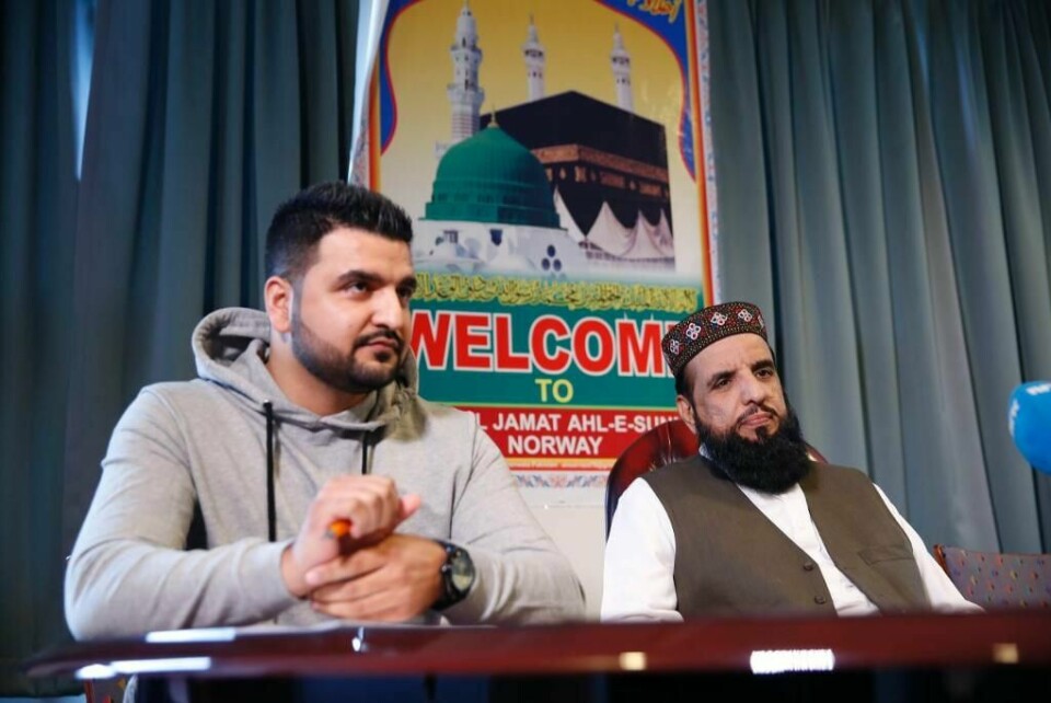 FORTSETTER: Imam Nehmat Ali Shah (til høyre) får fortsette i jobben i Norges største moské.