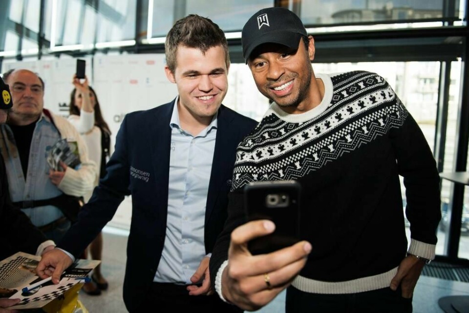 VANT: Magnus Carlsen vant sjakkturneringen Norway Chess før helgen. Her tar han bilde sammen med en fan etter seieren.