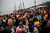 Bildet viser en stor samling av mennesker som har turban på seg.