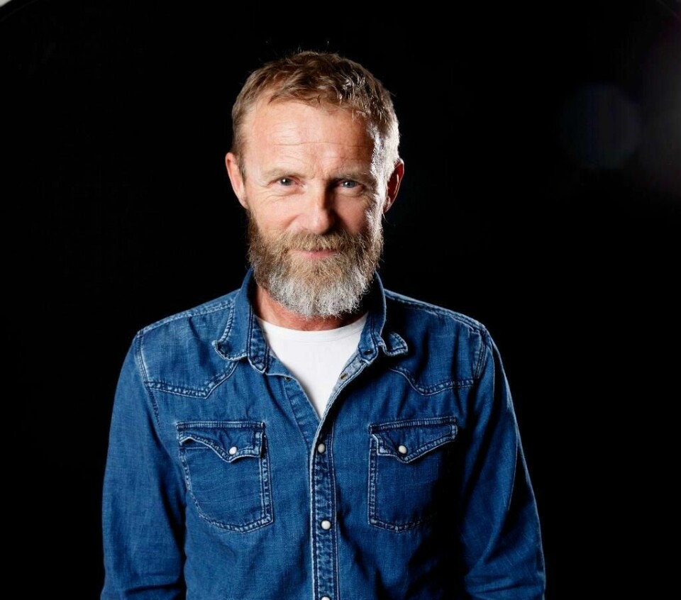 SKUESPILLER: Norske Jo Nesbø er en berømt forfatter over hele verden. Nå kommer snart filmen «Snømannen», som er basert på hans bok. Han spiller også en liten rolle i filmen selv.