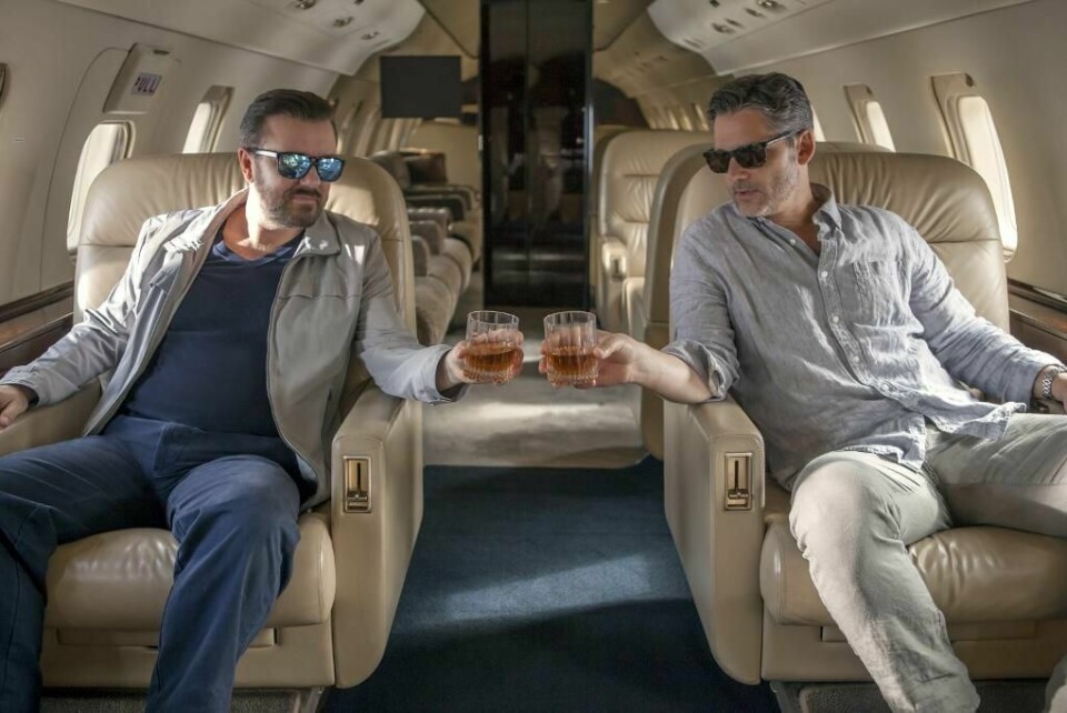 KOMEDIE: Skuespiller Eric Bana (til høyre) er klar med ny komedie. Han spiller med Ricky Gervais i «Special Corresponents». Filmen har premiere på filmtjenesten Netflix 29. april.