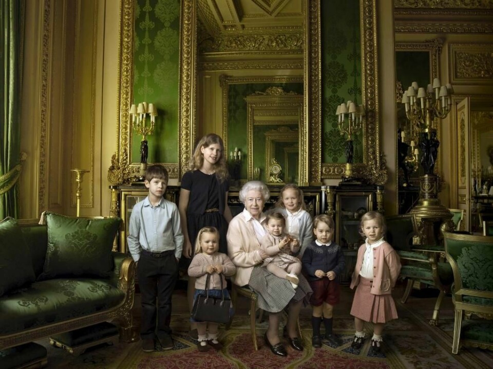 FEIRER: Dronning Elizabeth fyller 90 år torsdag. Det feires over hele Storbritannia. Her er dronningen sammen med de fem oldebarna sine. Også de to yngste barnebarna er med på bilde. Fra venstre: barnebarna James og Louise og oldebarnet Mia. Mia holder dronningens veske. Dronning Elizabeth har oldebarnet Charlotte på fanget. Ved siden av står oldebarna Isla, George og Savannah.