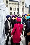Bildet viser flere kvinner med fargerike turbaner på seg.