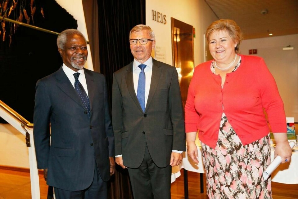 FEIRING: Oslosenteret feirer ti år med jobbing for demokrati. Gjestene var viktige personer: Kofi Annan ( til venstre) har vunnet Nobels fredspris og var generalsekretær i FN. Kjell Magne Bondevik leder senteret, og er tidligere statsminister. Statsminister Erna Solberg var også med på feiringen.