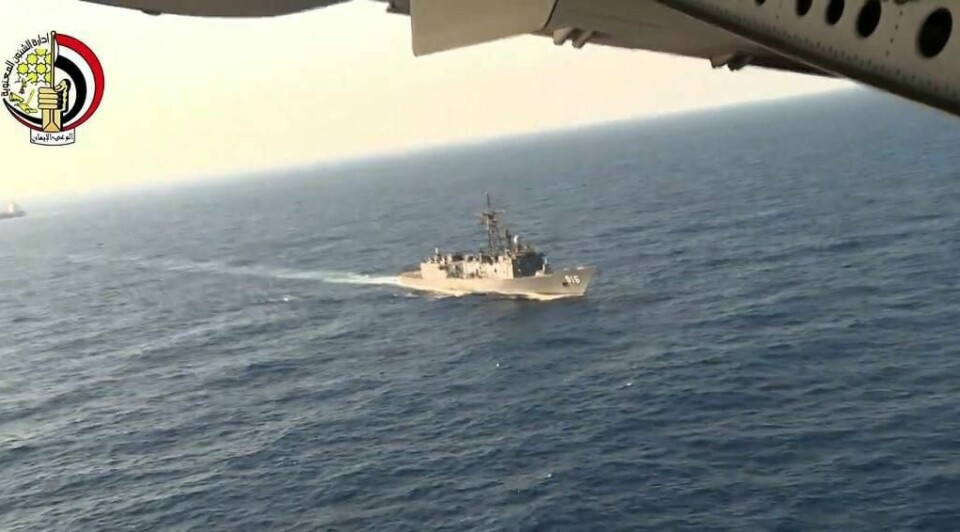 LETER: Det egyptiske militæret har hjulpet til med letingen etter flyet. De har brukt både båt og fly. Fredag skal de ha funnet vraket av EgyptAir-flyet som forsvant.