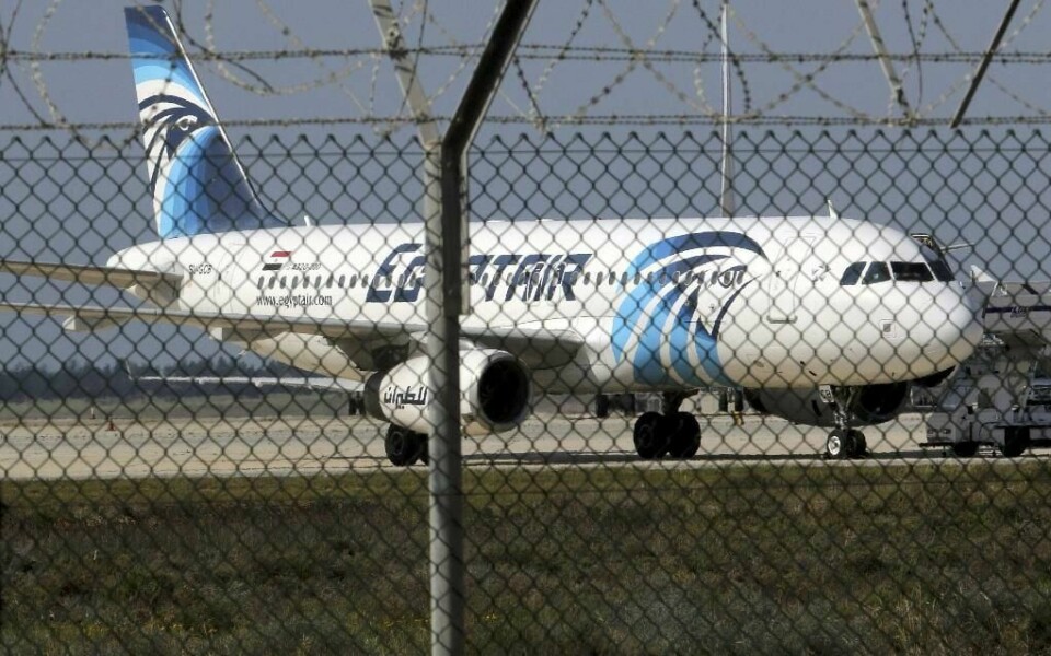 FORSVUNNET: Et fly er forsvunnet over Middelhavet. Flyet var på vei til Kairo i Egypt. 66 mennesker er om bord. Selskapet EgyptAir eier flyet. Her står et av deres fly på en flyplass i Kypros.