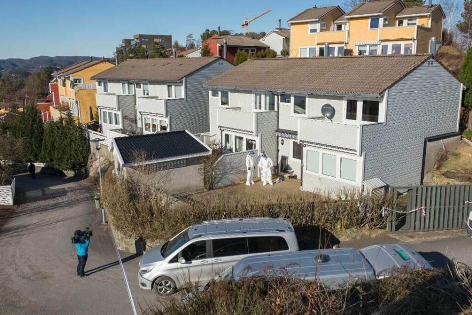 DRAP: En kvinne innrømmer å ha drept mannen sin. Drapet skjedde i Kristiansand i februar. Her jobber politiets teknikere ved huset der drapet skjedde.