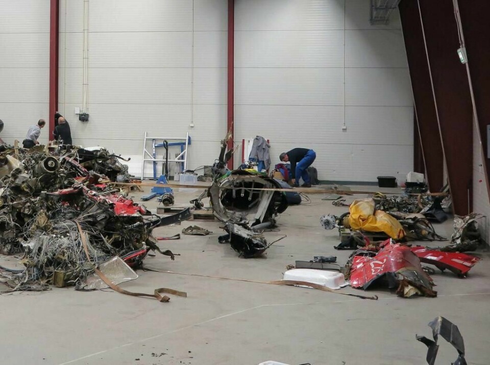 VRAKDELER: Havari-kommisjonen sjekker vraket av helikopteret. De skal finne ut hva som gikk galt da et helikopter styrtet fredag.