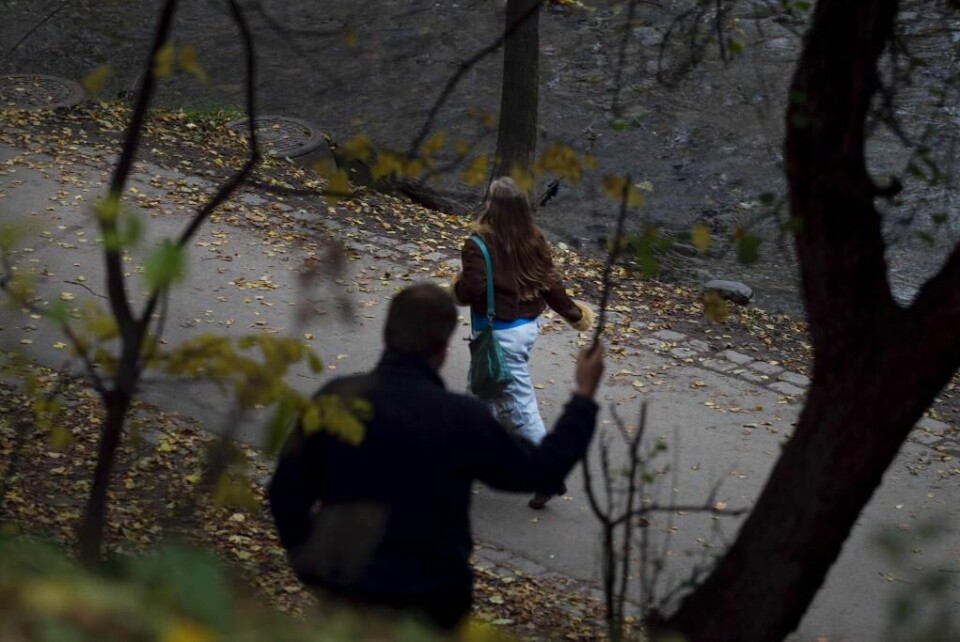 STALKING: Stalking vil si å forfølge noen. Norge har ikke hatt en lov mot dette. Det har gjort det vanskelig å straffe noen for stalking. Torsdag endres dette. Stalking kan straffes med inntil fire år i fengsel. Bildet er et illustrasjonsbilde.