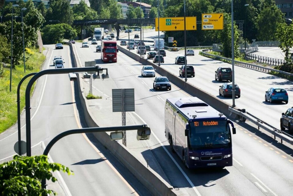 AVTALE: Oslo og Akershus har laget en avtale. Den skal sikre at det blir bedre for folk som reiser med buss og T-bane. Det skal også bli bedre for dem som kjører bil. Bildet er tatt ved Lysaker i Akershus.