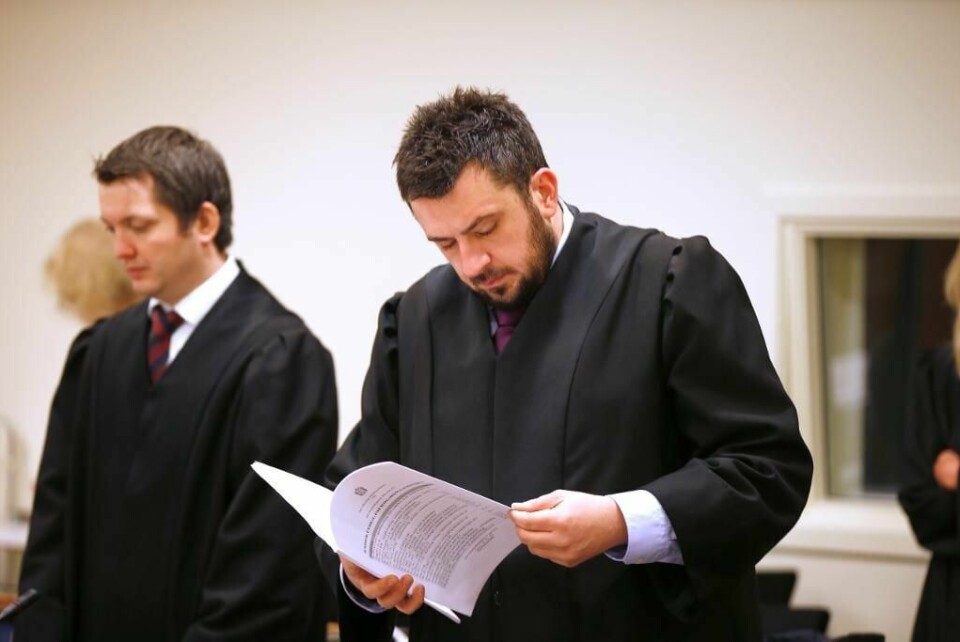 RETTSSAK: Djordje Borojevic (til høyre) er forsvarer for Julio Kopseng. Onsdag ble Kopseng dømt til 21 års forvaring for voldtekt av 19 kvinner. Det er lovens strengeste straff.