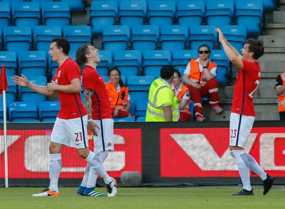SEIER: Norge jublet for seier onsdag. De vant 3-1 over Island. Her jubler Pål Andre Helland (til høyre) sammen med Stefan Johansen. Vegard Forren er til venstre i bildet.