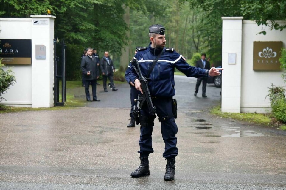 VOKTER: Franske sikkerhetsfolk passer godt på. Her ventr de på landslaget til Romania nord for Paris.