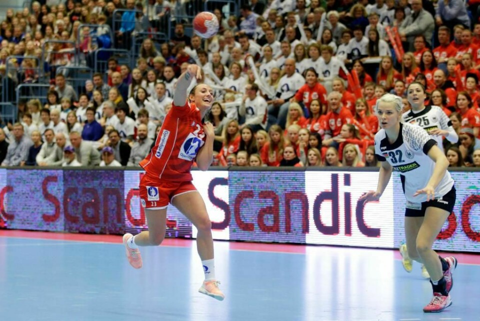 GODE: Camilla Herrem (i rødt) og resten av de norske håndballjentene er klare for både OL i Brasil og EM i Sverige.