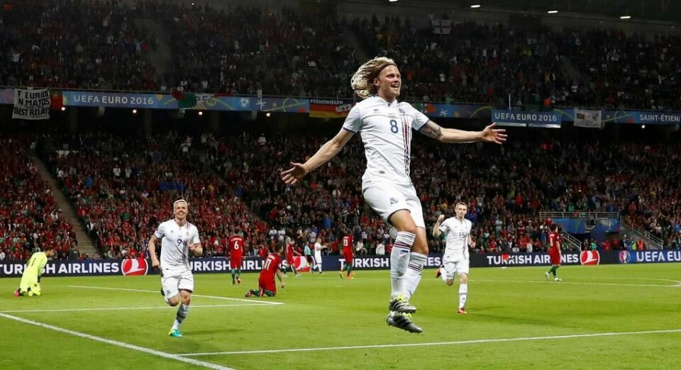 KLARE: Birkir Bjarnason og resten av det islandske fotball-laget feiret tirsdag. De spilte 1-1 mot Portugal. Nå satser Island på sin første seier i europa-mesterskapet i fotball. Lørdag spiller de mot Ungarn.