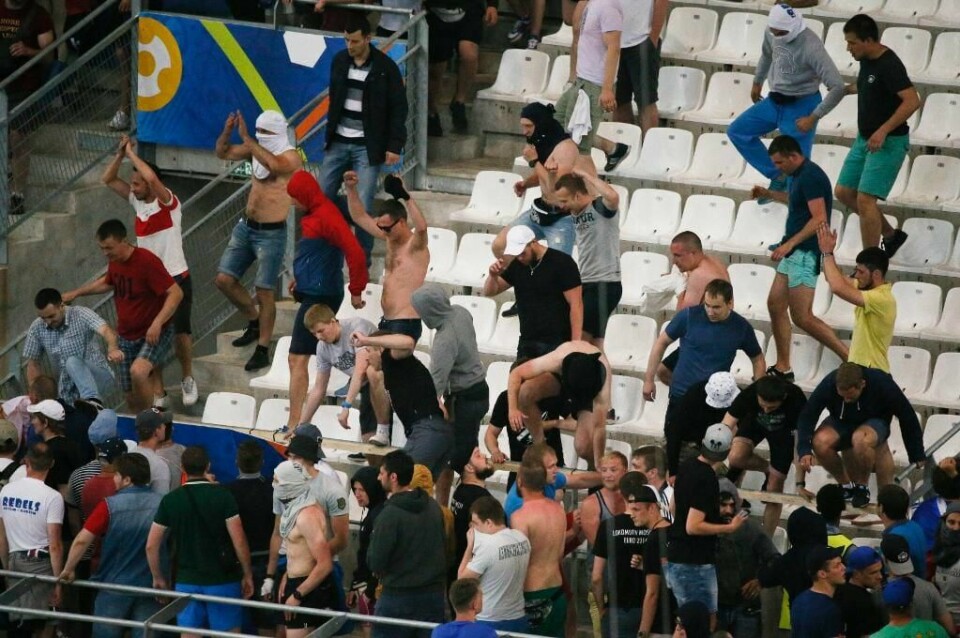 KAOS: Fans gikk til angrep mot hverandre under kampen mellom England og Russland.