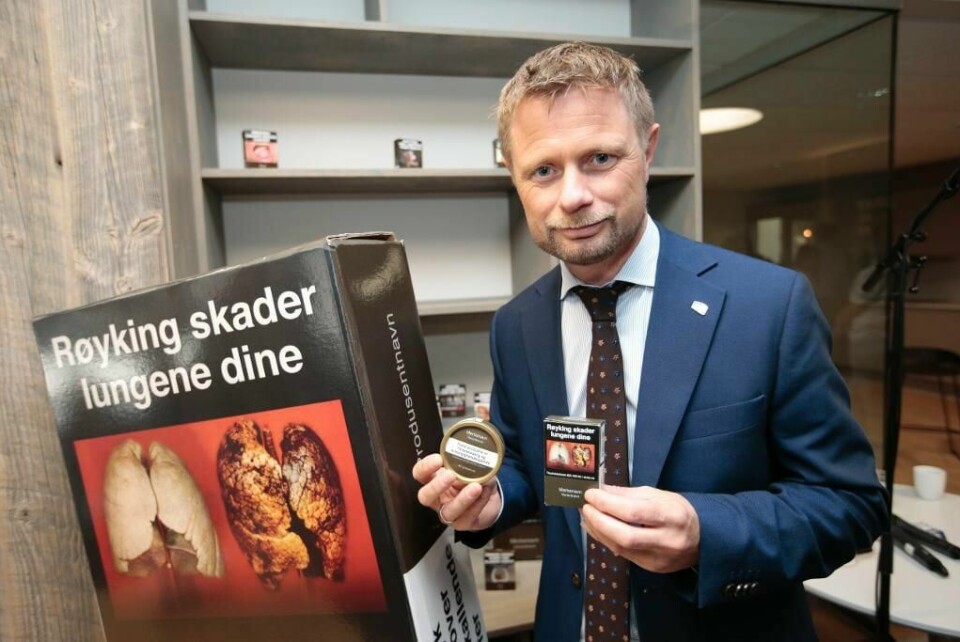 EKKELT: Røykpakkene skal bli ekle å se på. Det vil få færre til å røyke. Det mener helseminister Bent Høie. Her viser han eksempler på de nye pakkene. De skal ligne på hverandre.