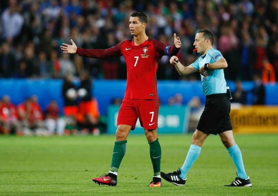 SUR: Portugal spilte 1-1 mot Island tirsdag. Christiano Ronaldo klager over islendingene. De ville ikke spille fotball. De bare forsvarte seg, mener han.