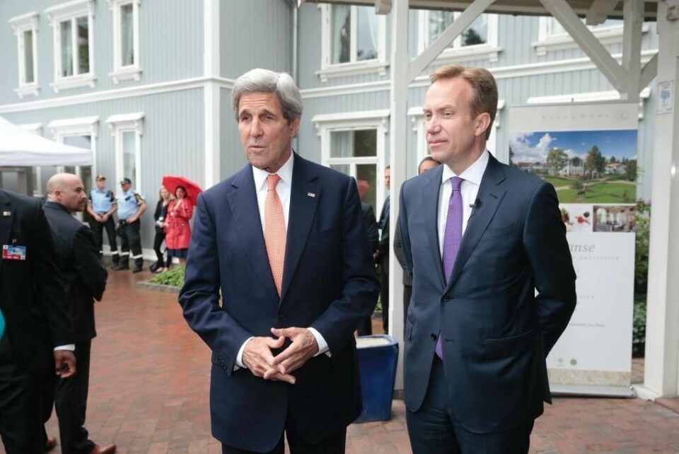 TAKKER: John Kerry er på besøk i Oslo. Kerry er USAs utenriksminister. Han deltar på en konferanse om fred. Onsdag takket han Norge for å jobbe for fred. Her står han sammen med utenriksminister Børge Brende.