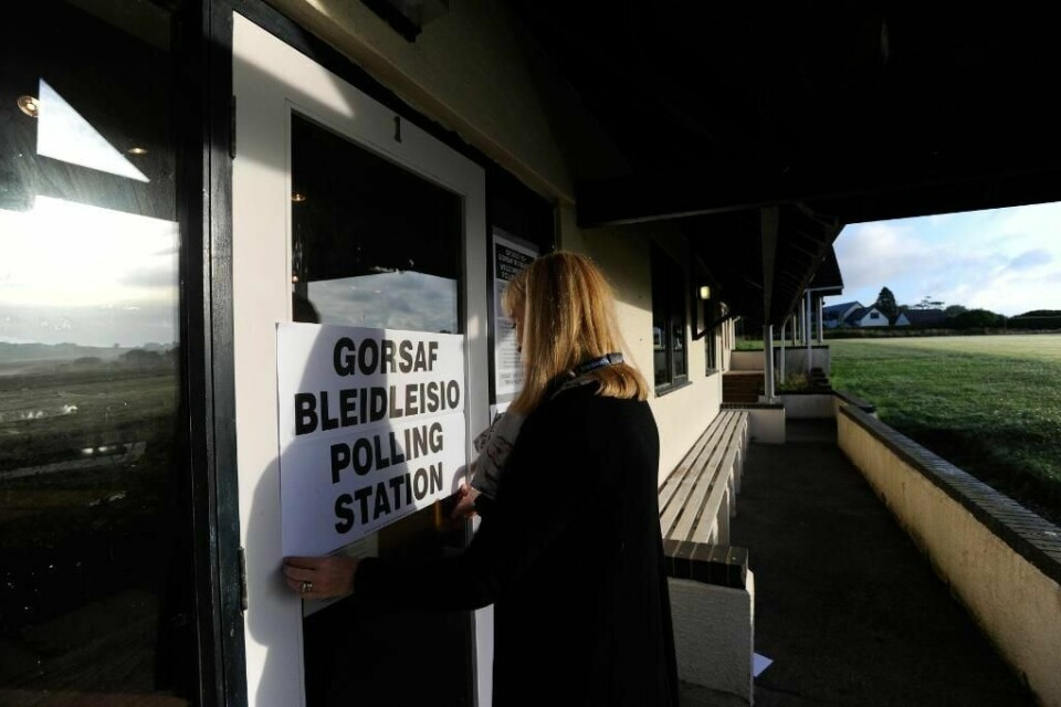 GJØR KLAR: En kvinne gjør klar et lokale i landsbyen St Florence. Her kan briter stemme for om de fortsatt vil være med i Den europeiske unionen (EU).
