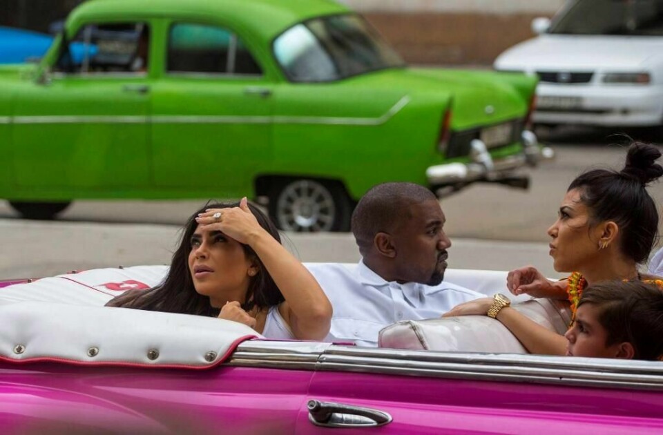 STJERNER: Artisten Kanye West skulle synge for fansen i helga. Det ble ikke like lett. Her er han sammen med kona Kim Kardashian West. Søstera Kourtney Kardashian er også med.