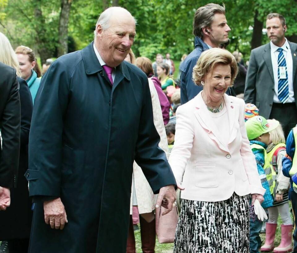 JUBILEUM: Kongeparet går hånd i hånd. Kong Harald og Dronning Sonja har vært på tronen i 25 år. Det skal feires. Lørdag reiser de til Tromsø. Reisen varer i ti dager. Kongeparet skal besøke seks byer.