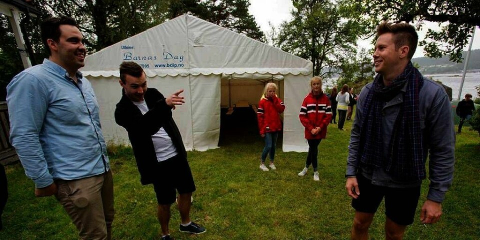 LEIR: De unge i Arbeiderpartiet (AUF) føler det er riktig å samles til leir igjen. Audun Ottestad og Sindre Lysø snakker med AUF-leder Eskil Pedersen. De tre er på AUF Telemark sin sommerleir på Bjørkøya.