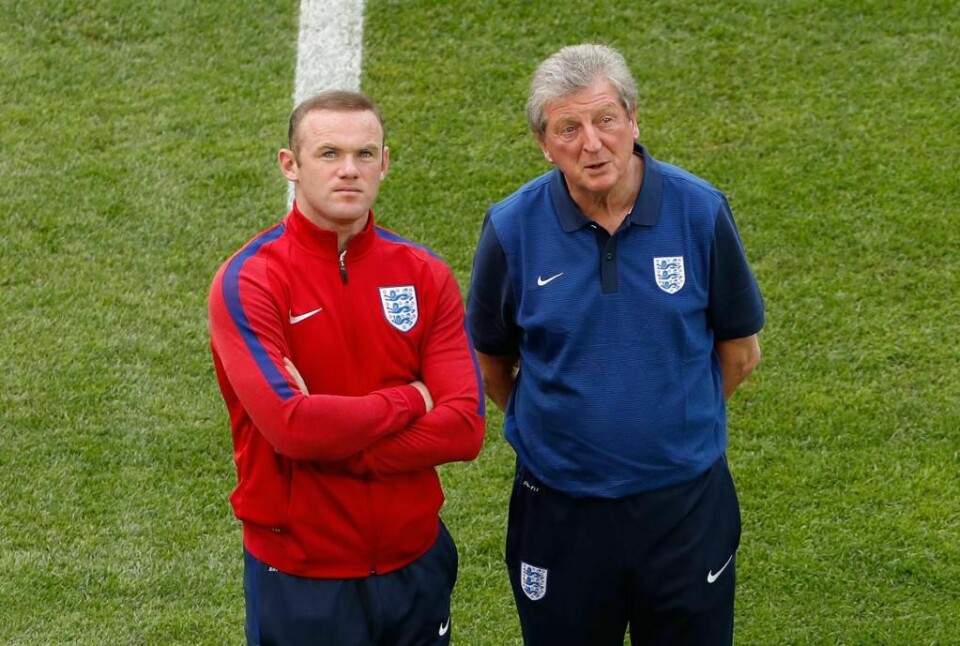 SPARES: Wayne Rooney er kaptein på det engelske landslaget. Trener Roy Hodgson har bestemt at Rooney skal sitte på benken under mandagens kamp.