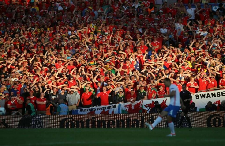 HEIER: Wales sine fans følger nøye med. Her er de under kampen mellom Wales og Russland. Russland måtte hjem fra europa-mesterskapet i fotball. Lørdag spiller Wales mot Nord-Irland.