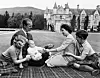 Bildet viser kongefamilien i Storbritannia i 1960: dronning Elizabeth, prins Philip og barna Charles, Anne og Andrew.