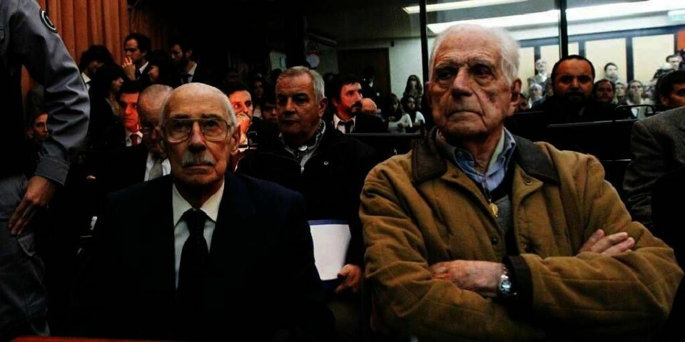 DØMT: 500 barn i Argentina ble bortført fra mødrene og gitt til andre familier. De tidligere militær-diktatorene Jorge Rafael Videla (til venstre) og Reynaldo Bignone er nå dømt for bortføringene.