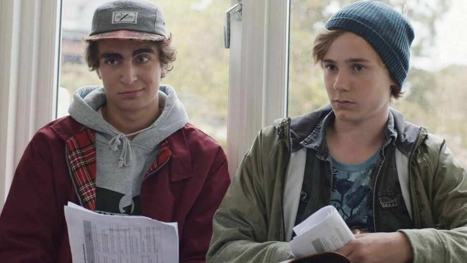 HOVEDPERSON: Isak (til høyre) blir hovedperson i den nye sesongen av TV-serien Skam. Til venstre sitter kameraten Jonas.