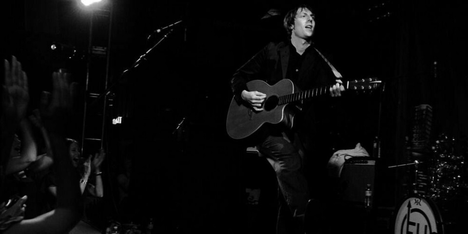 ALLSANG Den amerikanske artisten Eric Hutchinson vil helst at folk skal synge med på sangene hans. Torsdag er han i Norge. Han er med i TV-programmet «Allsang på Grensen». Programmet spilles inn i Halden i Østfold. Det vises på kanalen TV 2.