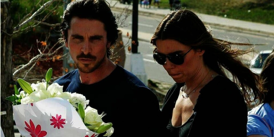 MINNES: Christian Bale og kona Sibi Blazic besøkte et minnesmerke i byen Aurora i USA tirsdag. Minnesmerke er for de som ble skutt på en kino i byen Aurora fredag. De drepte var på kino for å se den nye Batman-filmen. Bale spiller hovedrollen i filmen.